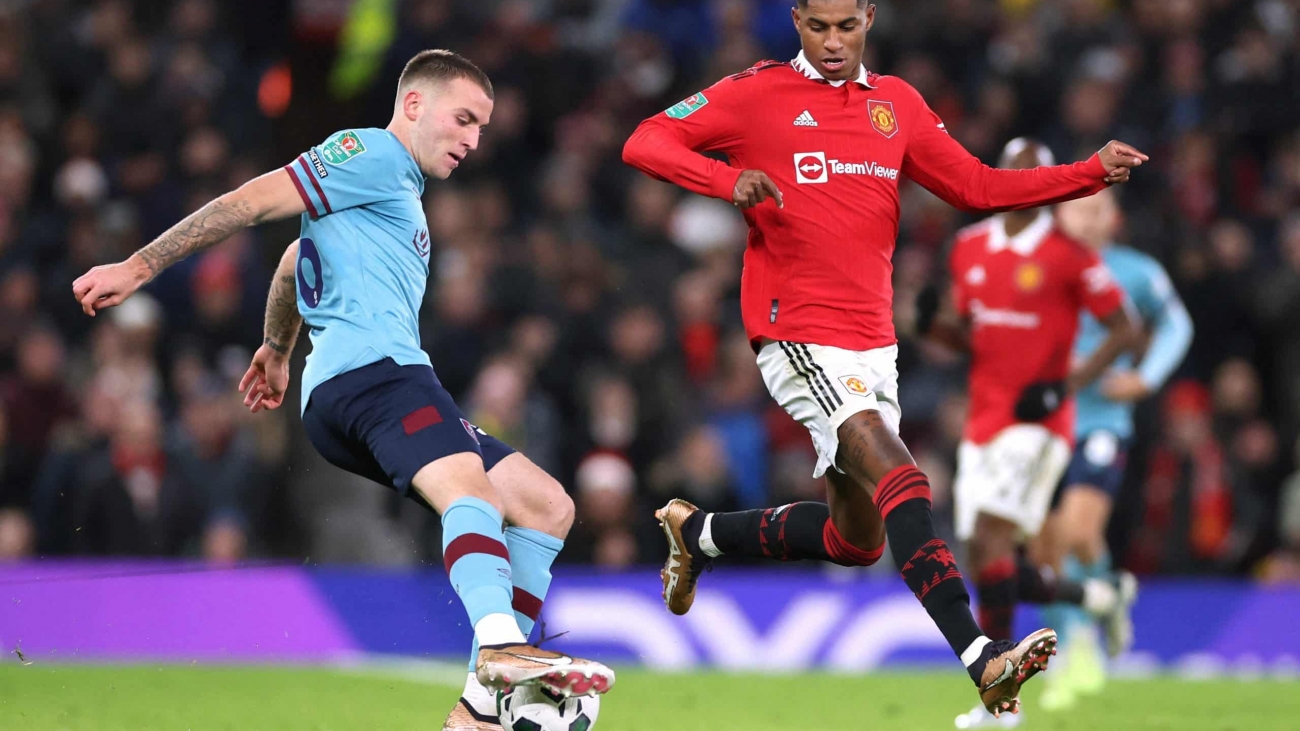 Soccer Football - Carabao Cup - Round of 16 - Manchester United v Burnley - Old Trafford, Manchester, Britain - December 21, 2022 Burnley's Jordan Beyer in action with Manchester United's Marcus Rashford Action Images via Reuters/Phil Noble